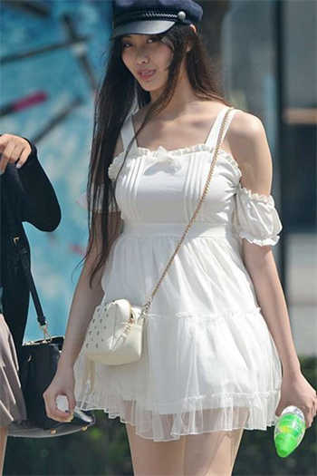 爸爸当面撞女儿一边写作业