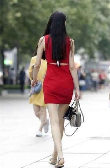 可爱的小胖丁红色吊带