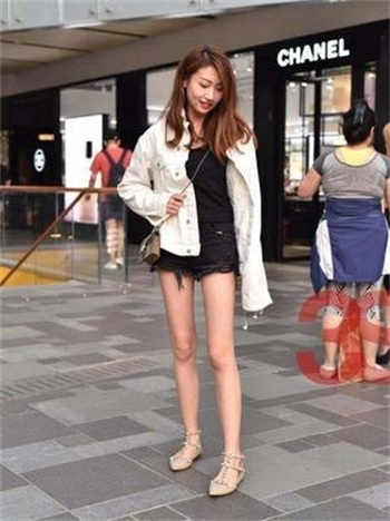 《打烊后仅剩两人的沙龙》
