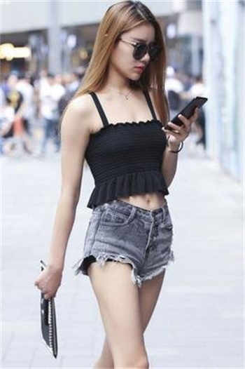 漂亮女护工照顾70岁老人