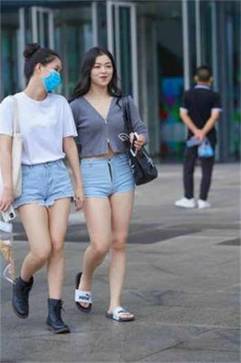 对面小夫妻不拉窗帘