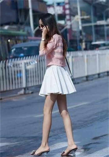 对面小夫妻不拉窗帘