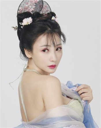 女性穿戴蝴蝶自述过程