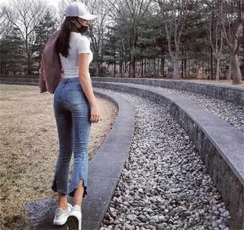 出门只穿风衣里面真空