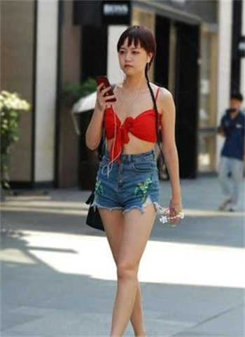 高速堵车女子方便